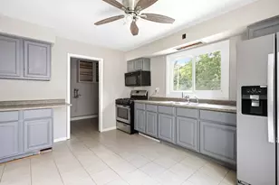 703 Circle Dr, University Park, IL 60484 - Photo 8