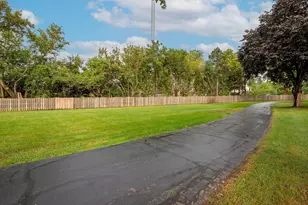 586 Fairway View Dr, Wheeling, IL 60090 - Photo 10