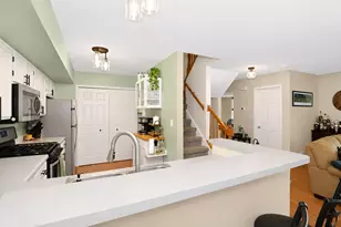 299 Ashbury Ln W, Roselle, IL 60172 - Photo 8