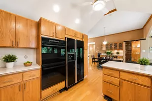 130 Surrey Ln, Burr Ridge, IL 60527 - Photo 16