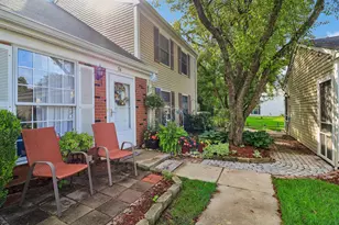 74 Silver Tree Cir, Cary, IL 60013 - Photo 2
