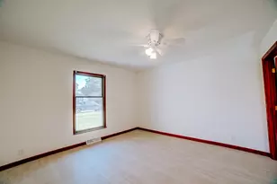 517 E Mulberry St, Watseka, IL 60970 - Photo 20