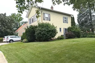 802 Erie St, Elgin, IL 60123 - Photo 2