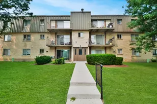 575 Fairway View Dr, Wheeling, IL 60090 - Photo 1