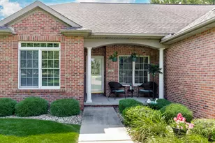 25 Spring Ridge Cir, Bloomington, IL 61704 - Photo 2