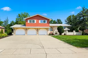705 Ruskin Dr, Elk Grove Village, IL 60007 - Photo 1