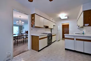 2307 E Sherwood Rd, Arlington Heights, IL 60004 - Photo 14