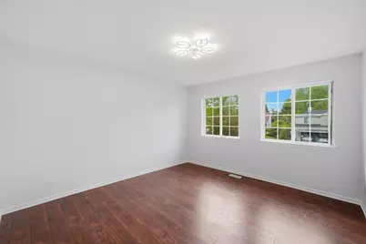 2210 Fieldcrest Drive, Mundelein, IL 60060 - Photo 18