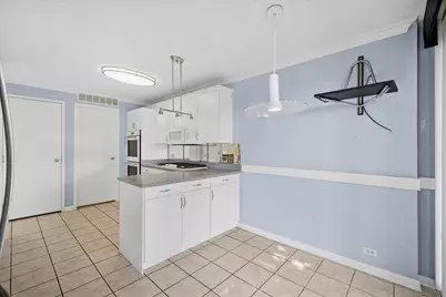 137 Avon Road, Northbrook, IL 60062 - Photo 8