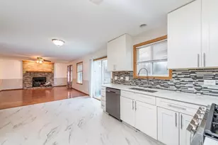 105 E Brittany Ln, Hainesville, IL 60030 - Photo 2