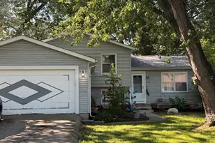 2505 Magnolia Ln, Lindenhurst, IL 60046 - Photo 2