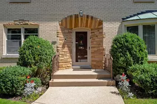 6733 N Navajo Ave, Lincolnwood, IL 60712 - Photo 2