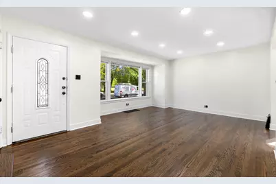 8826 S Jeffery Boulevard, Chicago, IL 60617 - Photo 4