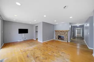 601 E Dogwood Ln, Mount Prospect, IL 60056 - Photo 6