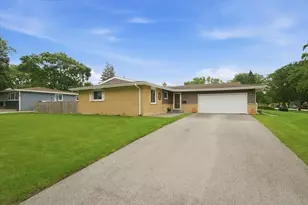 601 E Dogwood Ln, Mount Prospect, IL 60056 - Photo 2