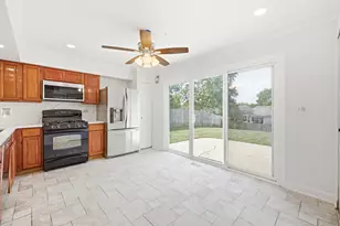 1320 Burns Dr, Elgin, IL 60120 - Photo 8