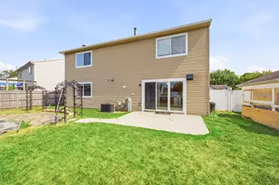 1320 Burns Dr, Elgin, IL 60120 - Photo 30