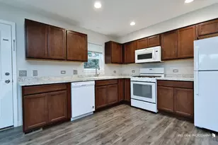 1410 Thomas Dr, Woodstock, IL 60098 - Photo 6