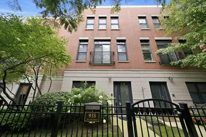 935 W College Parkway, Chicago, IL 60608 - Photo 2