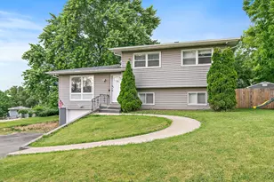 140 Skyline Dr, Carpentersville, IL 60110 - Photo 2