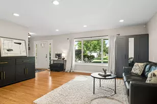 323 Camden Pl, Vernon Hills, IL 60061 - Photo 6
