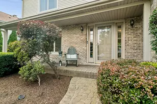 323 Camden Pl, Vernon Hills, IL 60061 - Photo 2