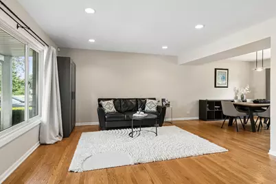 323 Camden Place, Vernon Hills, IL 60061 - Photo 4
