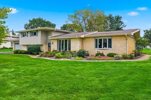22W375 Walnut Ave, Medinah, IL 60157 - Photo 2