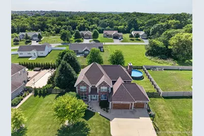 661 Hickman Lane, Woodstock, IL 60098 - Photo 2