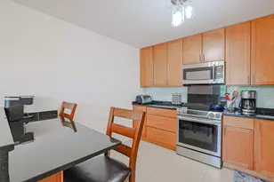 9078 Heathwood Dr, Niles, IL 60714 - Photo 10