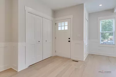 5748 W Eastwood Avenue, Chicago, IL 60630 - Photo 2