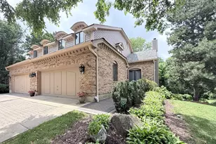 640 Walnut Oaks Dr, Roselle, IL 60172 - Photo 1