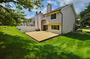 516 N Thornwood Dr, McHenry, IL 60050 - Photo 2