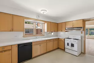 2844 W 99th St, Evergreen Park, IL 60805 - Photo 8