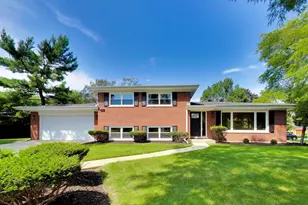 910 E Kimber Ln, Arlington Heights, IL 60005 - Photo 1