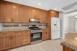 223 Willow Ln, Bloomingdale, IL 60108 - Photo 8