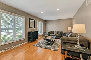 8211 Sawyer Ct, Darien, IL 60561 - Photo 4