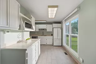 29W434 Hawthorne Ln, Warrenville, IL 60555 - Photo 8
