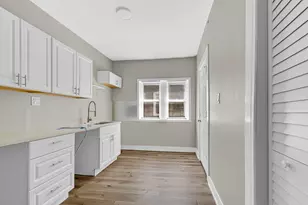 8010 S Phillips Ave, Chicago, IL 60617 - Photo 14