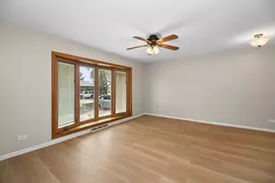 40 Wildwood Rd, Elk Grove Village, IL 60007 - Photo 8