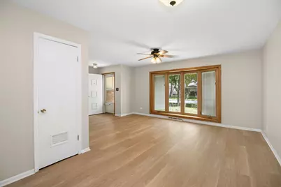 40 Wildwood Road, Elk Grove Village, IL 60007 - Photo 6