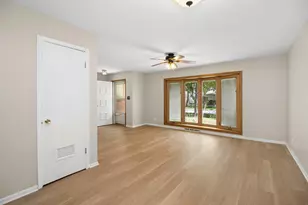 40 Wildwood Rd, Elk Grove Village, IL 60007 - Photo 6