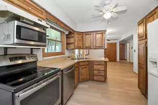 40 Wildwood Rd, Elk Grove Village, IL 60007 - Photo 12
