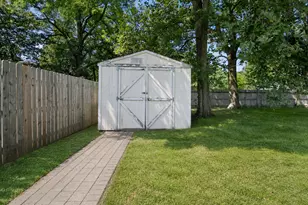 40 Wildwood Rd, Elk Grove Village, IL 60007 - Photo 4