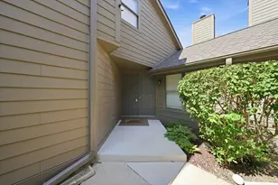 1636 Wildwood Ln, Darien, IL 60561 - Photo 2