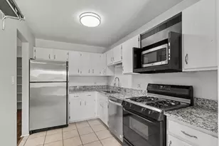 495 Harrison Ct, Vernon Hills, IL 60061 - Photo 8