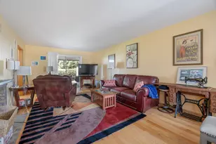 642 Burgundy Ct, Elk Grove Village, IL 60007 - Photo 2