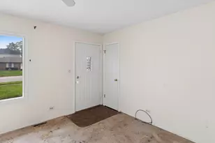 154 Stonehurst Dr, Elgin, IL 60120 - Photo 4