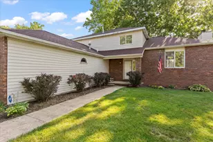 1708 Oak Park Dr, Champaign, IL 61822 - Photo 2