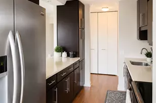 1560 N Sandburg Terrace, Chicago, IL 60610 - Photo 4